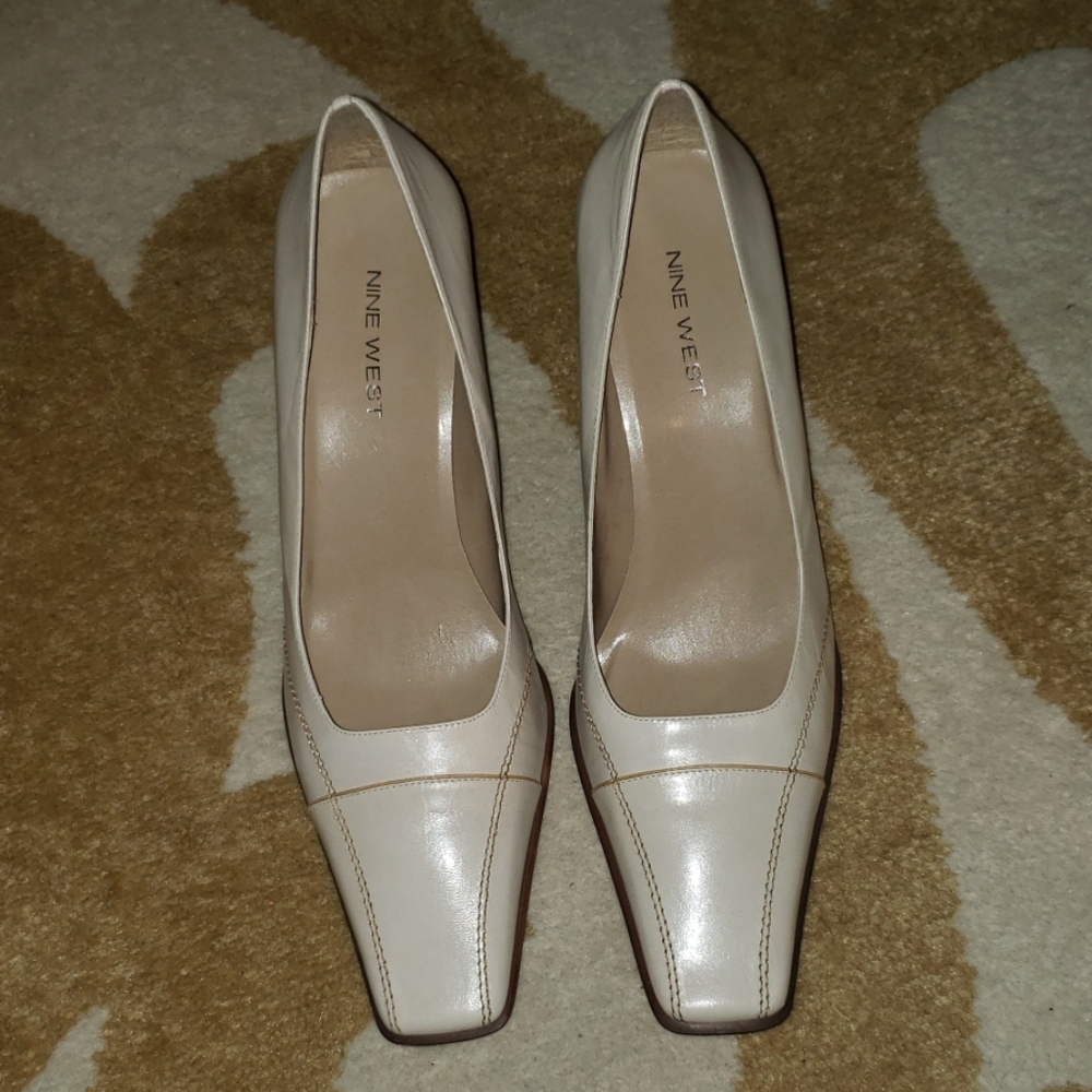 New Nine West leather pumps